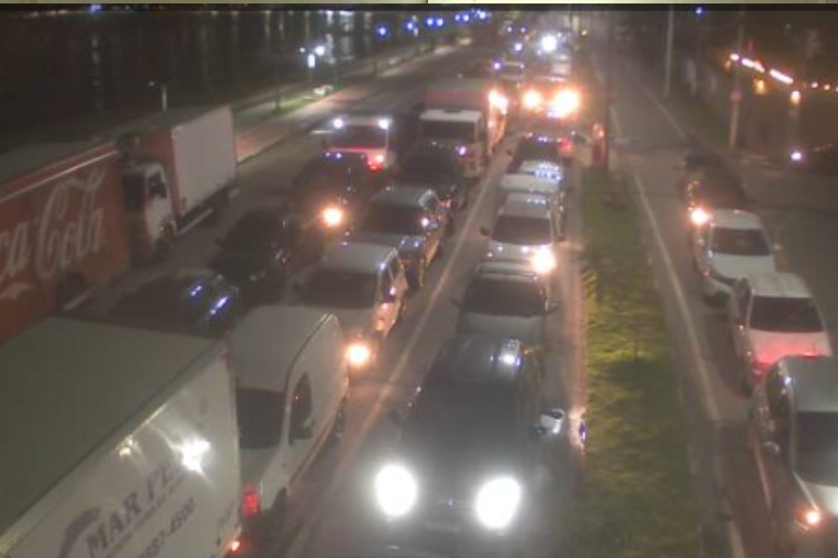 Travessia São Sebastião–Ilhabela, no Litoral Norte de SP, é interrompida por ventos fortes e gera filas