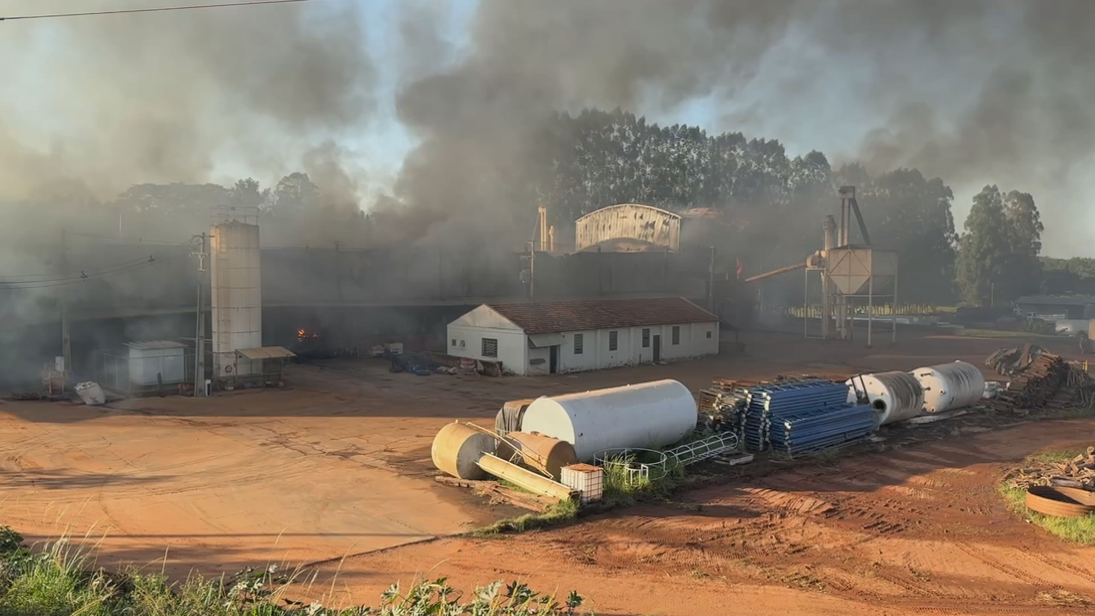 Bombeiros usam 300 mil litros de água para combater incêndio que destruiu 500 toneladas de amendoim em Tupã