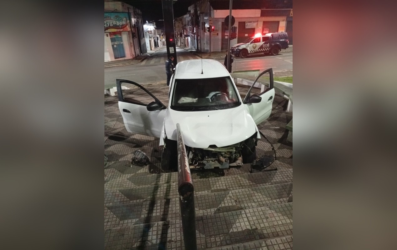 Motorista com sinais de embriaguez fica ferido após invadir escadaria com carro em Itapeva