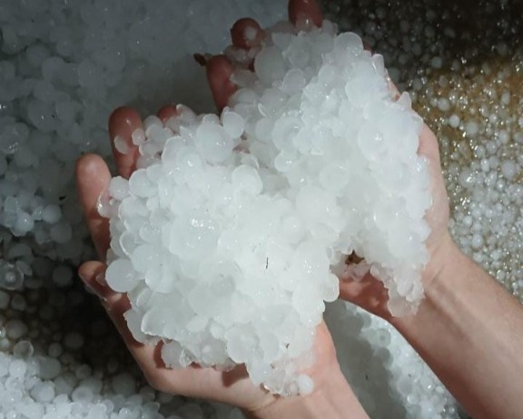 Chuva forte com granizo destelha casas e afeta Cmei em Ponta Grossa