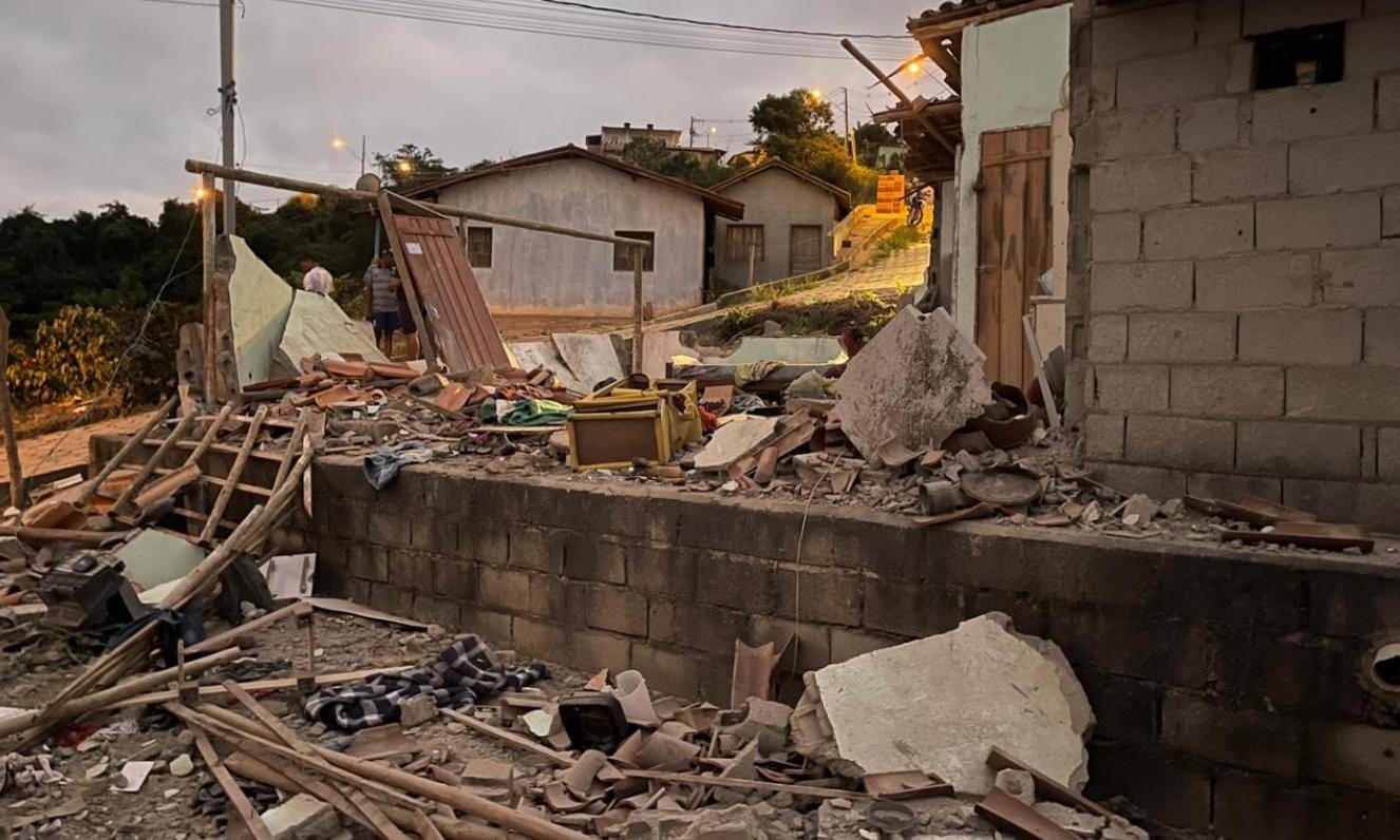 Caminhão carregado com bois bate em duas casas e deixa três moradores e o motorista feridos em Monte Formoso