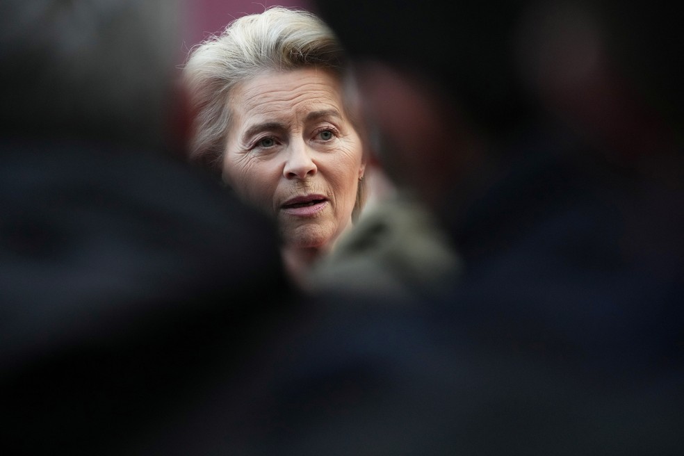 Presidente da Comissão Europeia, Ursula von der Leyen, fala à imprensa após cúpula de líderes europeus sobre a Ucrânia, em Londres, no Reino Unido, em 2 de março de 2025. — Foto: Christophe Ena/Pool via REUTERS