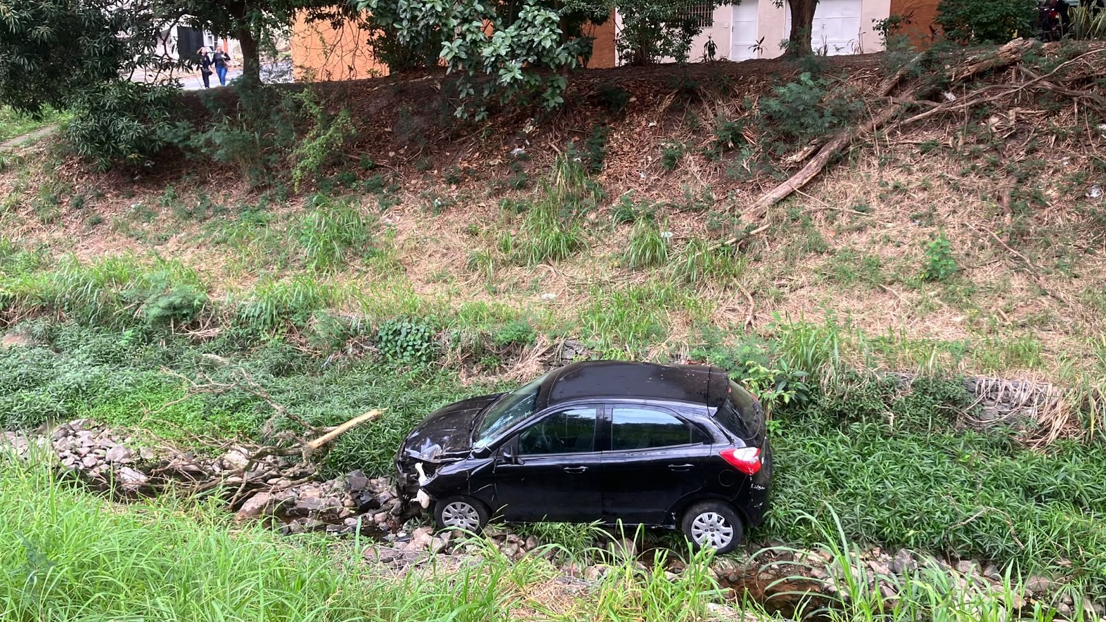 Carro cai em córrego de Campinas, e motorista é resgatado pelos bombeiros