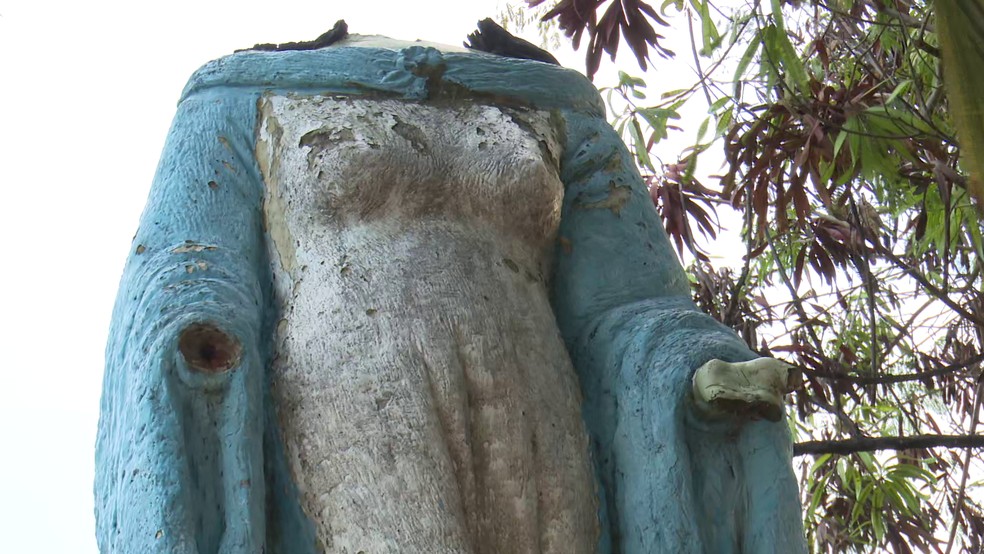 Estátua de Iemanjá está decapitada desde 2016, em João Pessoa — Foto: TV Cabo Branco
