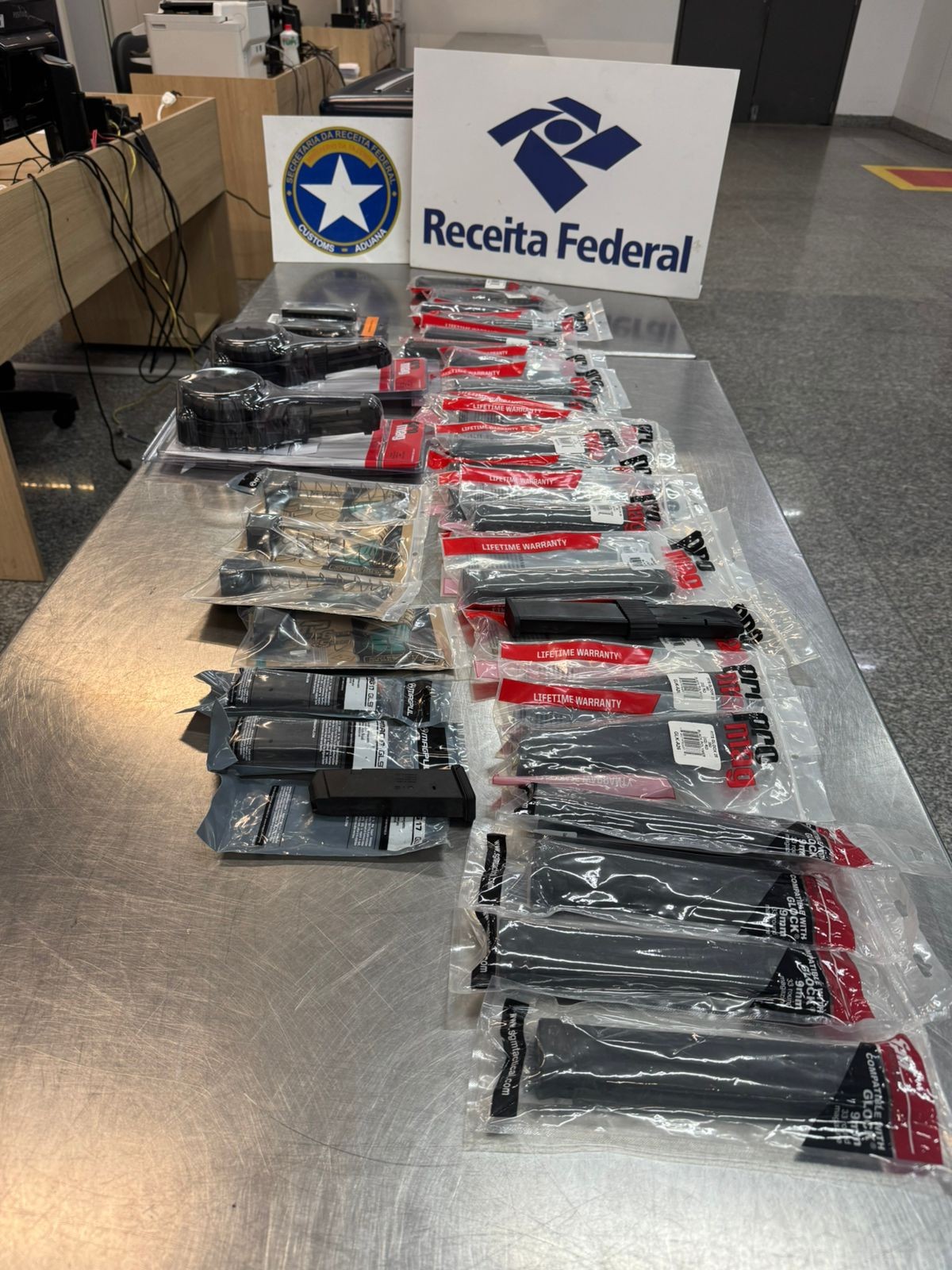 Receita Federal apreende carregadores para armas de fogo com passageira no Aeroporto do Galeão, no Rio