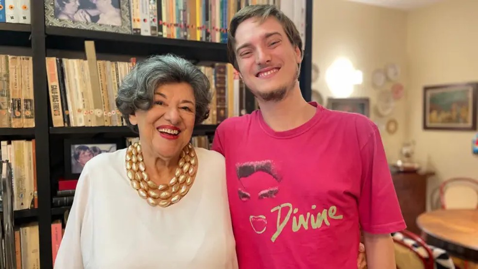 O neto Pedro ajuda Ruth a ler, duas vezes por semana — Foto: Flávia Mantovani/BBC
