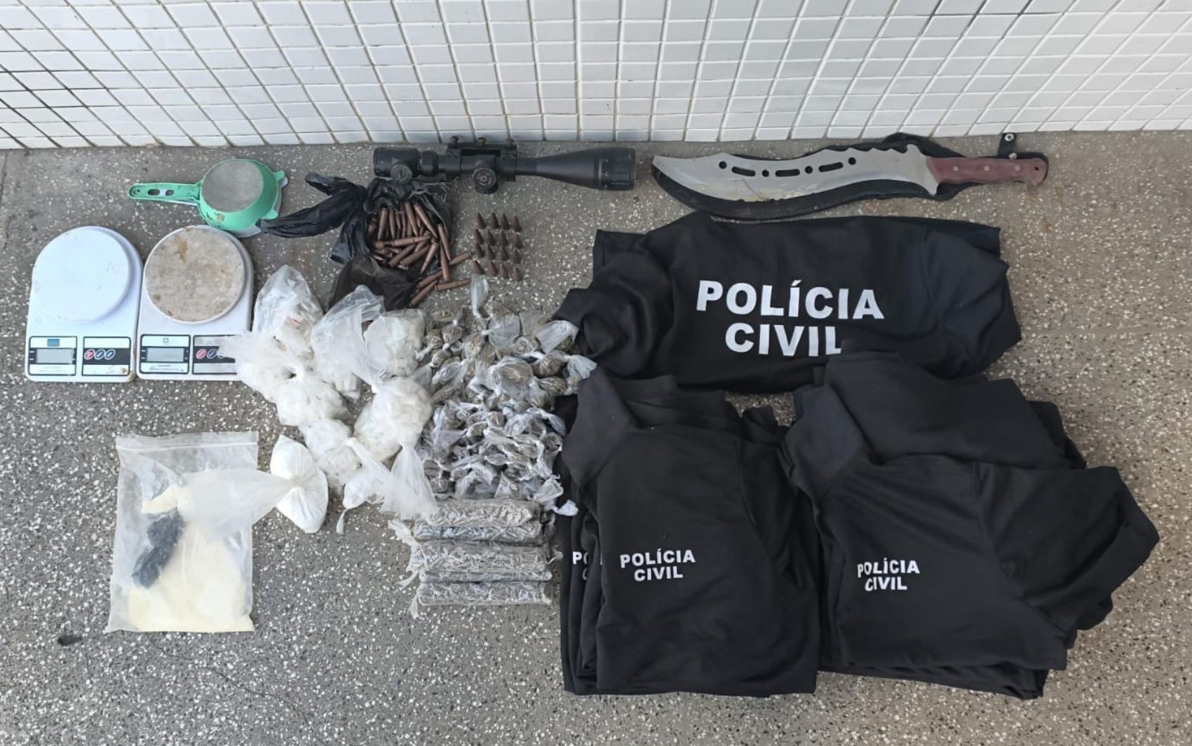 Casal é preso com mais de mil porções de drogas e 14 camisas falsas da Polícia Civil em Salvador