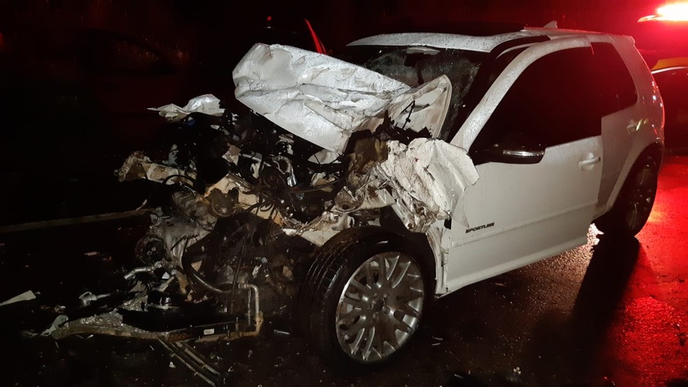 Quatro pessoas ficam estado grave após batida de frente entre dois carros na BR-459 — Foto: Divulgação/PRF