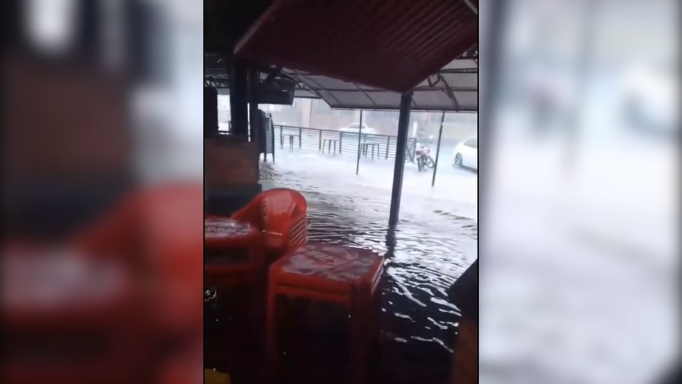 Chuva causa estragos e alagamentos em cidades do centro-oeste paulista — Foto: TV TEM/reprodução