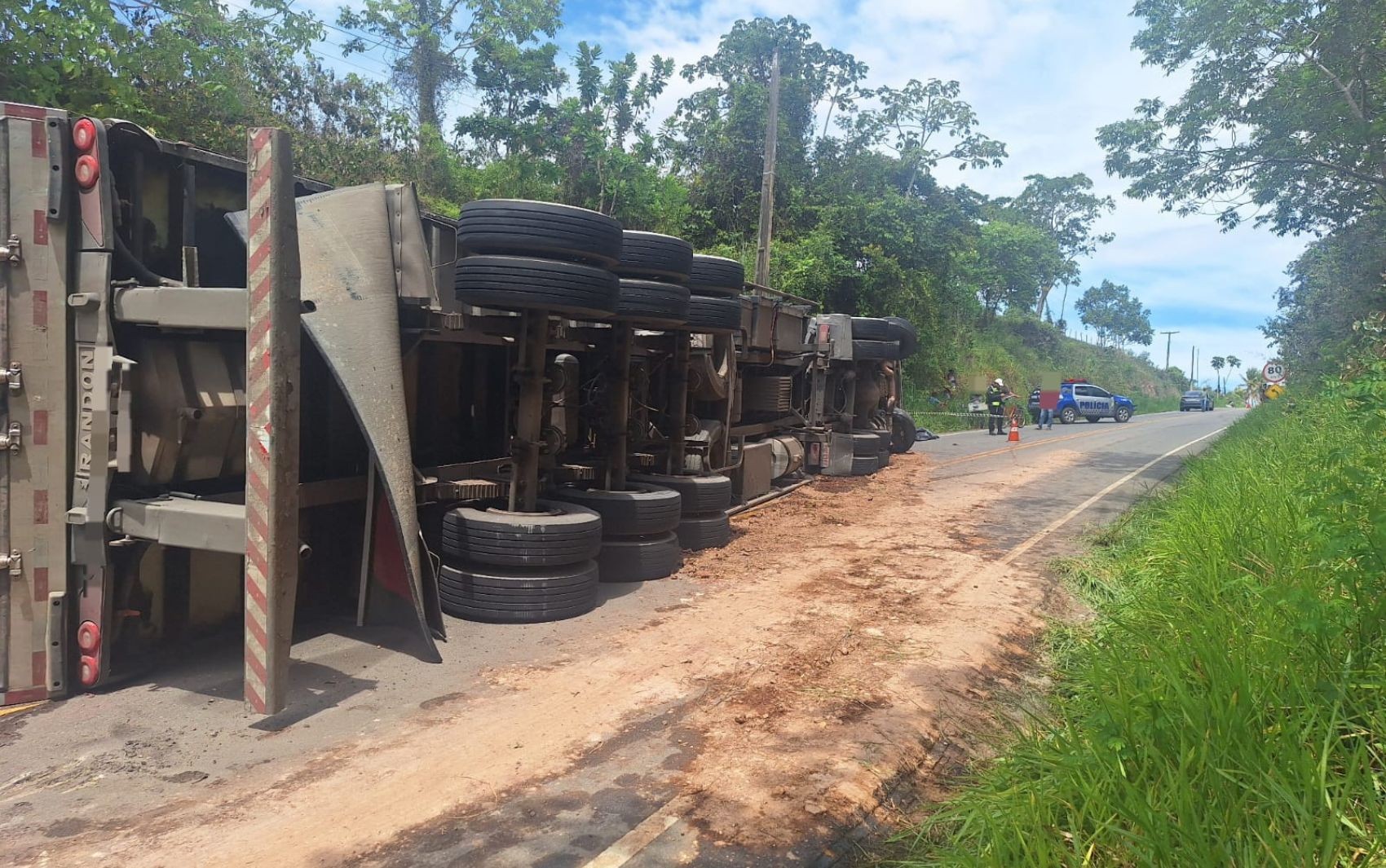 Motociclista morre e pedestre é levado a hospital após caminhão tombar em rodovia entre Boquim e Estância