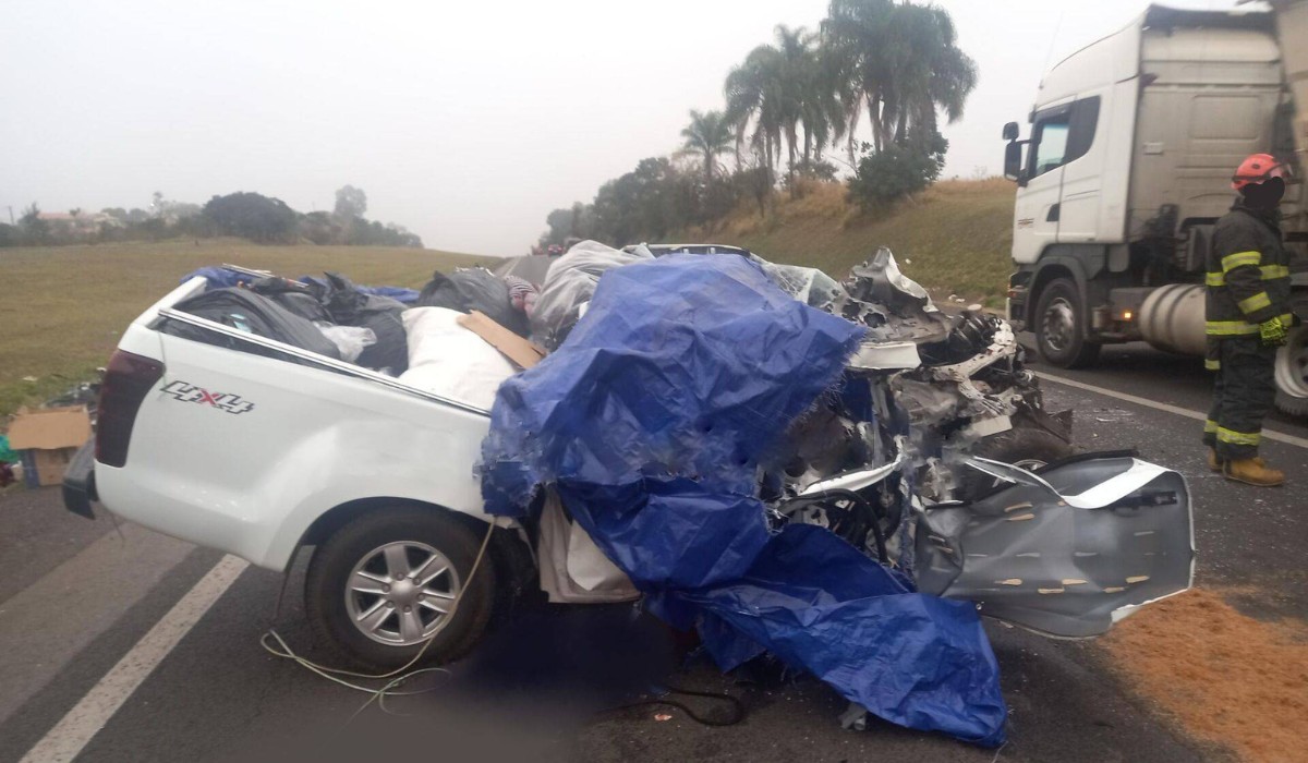 Acidente entre caminhonete e caminhão mata três pessoas na SP-280 em Pardinho 
