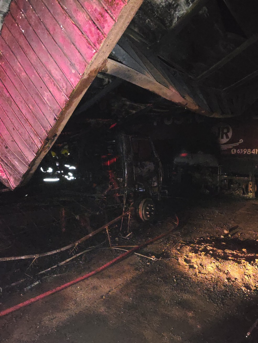 Posto de molas ficou destruído — Foto: Divulgação/Bombeiros