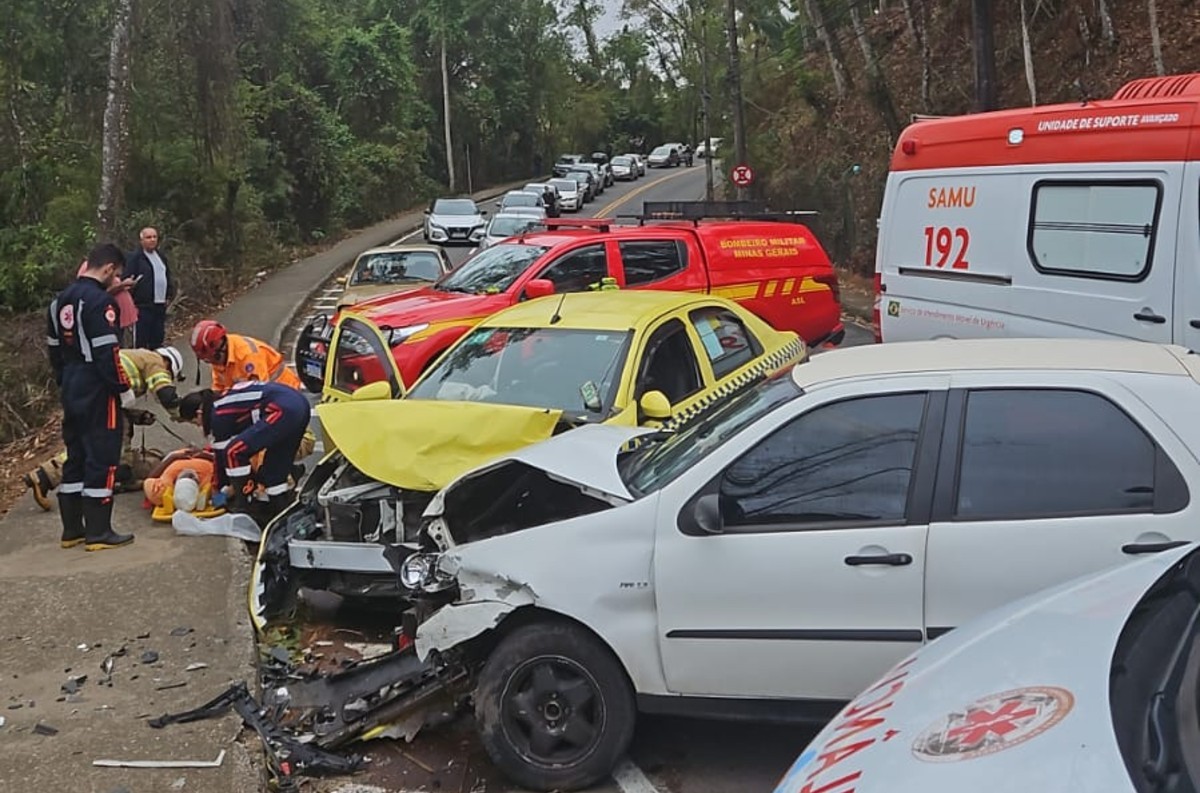 Passageira de táxi fica gravemente ferida em acidente entre 3 carros em Juiz de Fora