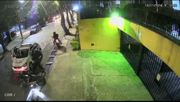 VÍDEO: PMs derrubam moto de criminosos e impedem assalto em Santo André