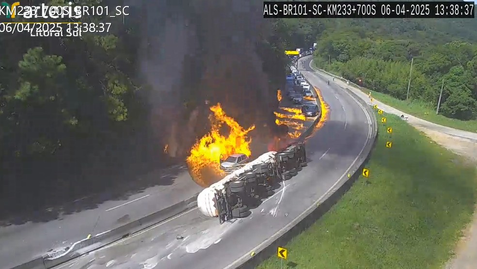 Câmera flagra momento em que caminhão tomba, explode e causa incêndio em rodovia de SC; VÍDEO — Foto: Reprodução/Redes Sociais