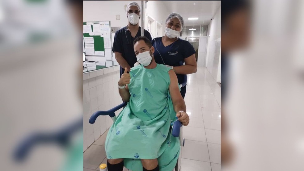 Regilânio da Silva Inácio, de 42 anos, teve a coluna rompida ao ser atingido por máquina de academia com 150 quilos; ele recebe alta após cinco dias — Foto: Arquivo pessoal