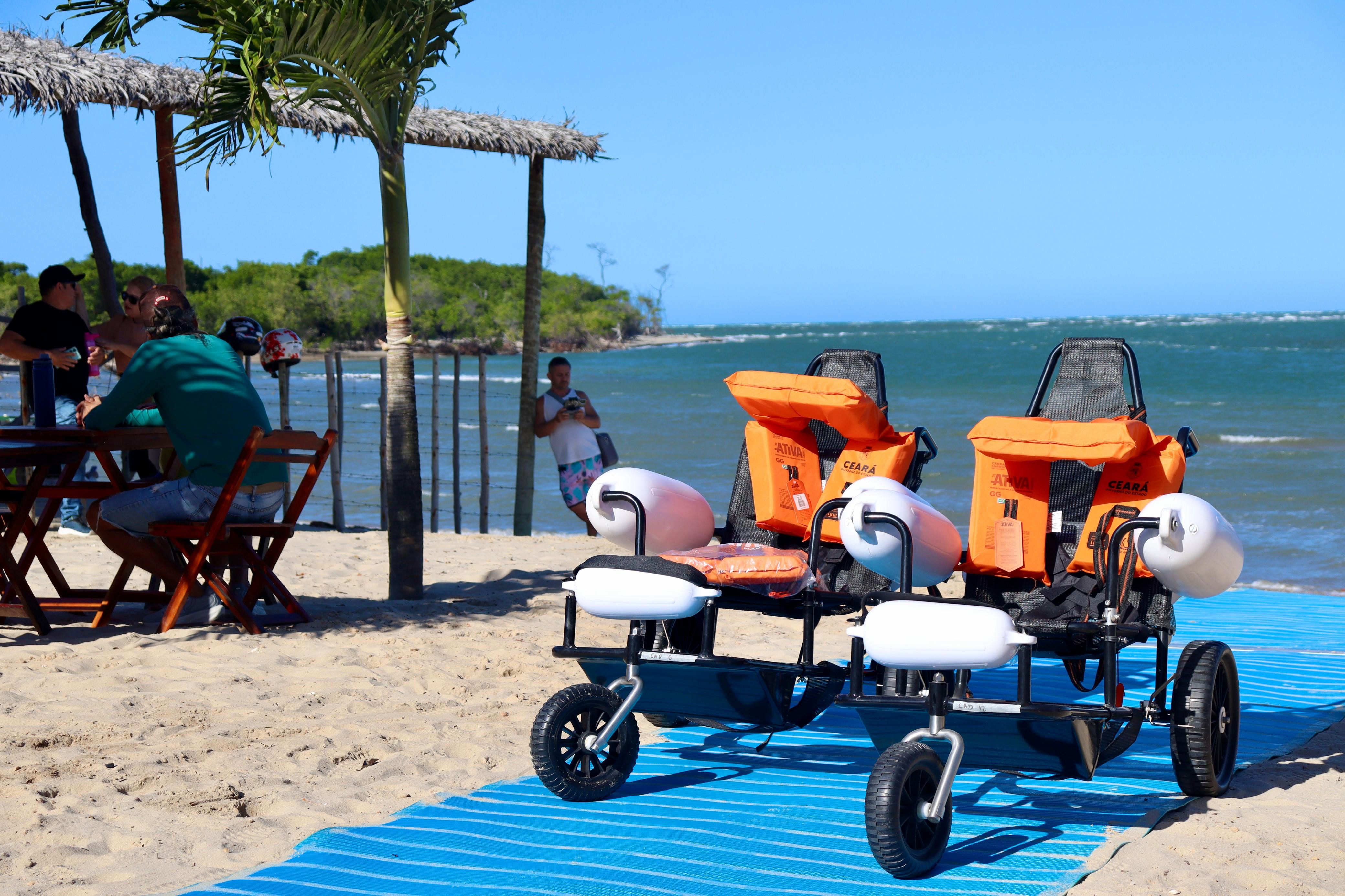 Praia em Fortim recebe projeto que proporciona banho de mar para pessoas com deficiência