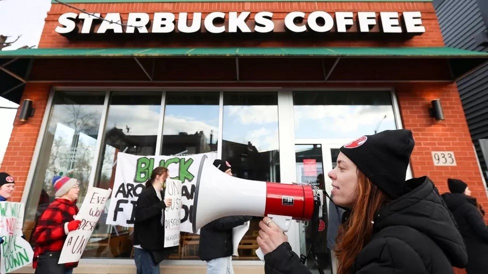 Starbucks enfrenta greve em centenas de lojas nos EUA