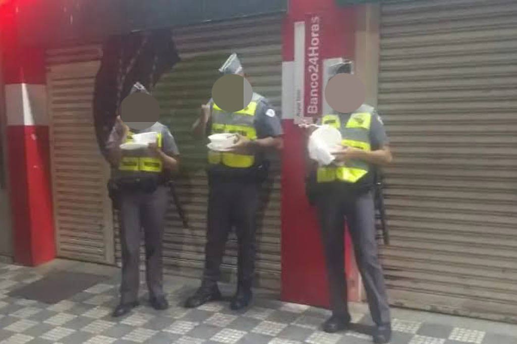 Polícia Militar pune agentes flagrados em foto comendo marmita em pé na rua em SP