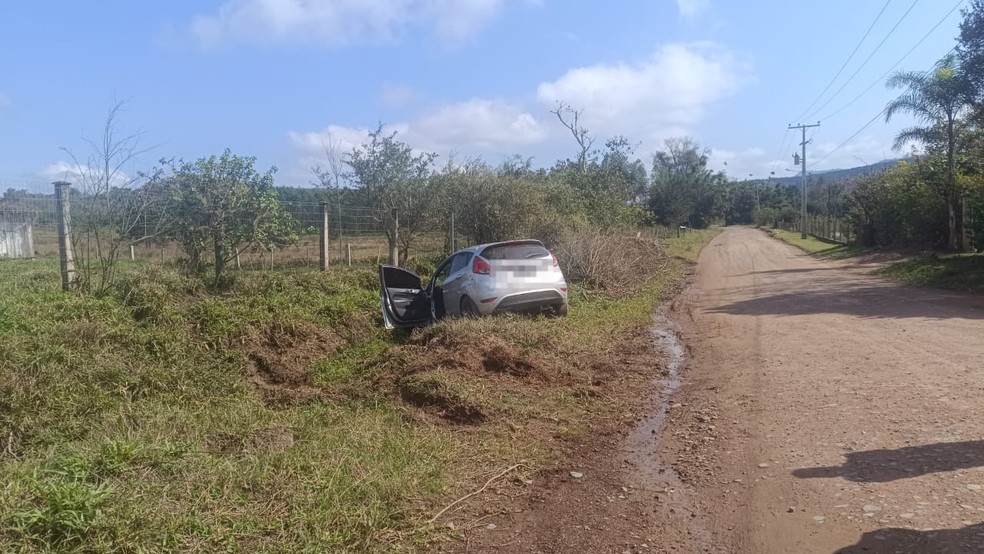 Veículo que teria sido usado em ataque a tiros foi abandonado em cidade vizinha — Foto: Arquivo Pessoal