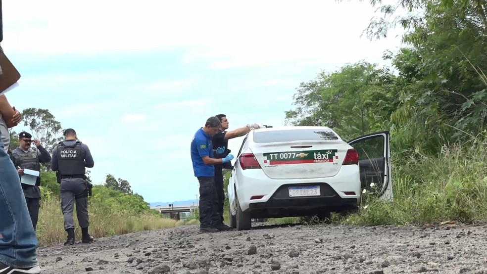 Polícia realiza perícia em táxi que foi encontrado com corpo do taxista dentro de porta-malas na Serra, Espírito Santo — Foto: Reprodução/TV Gazeta