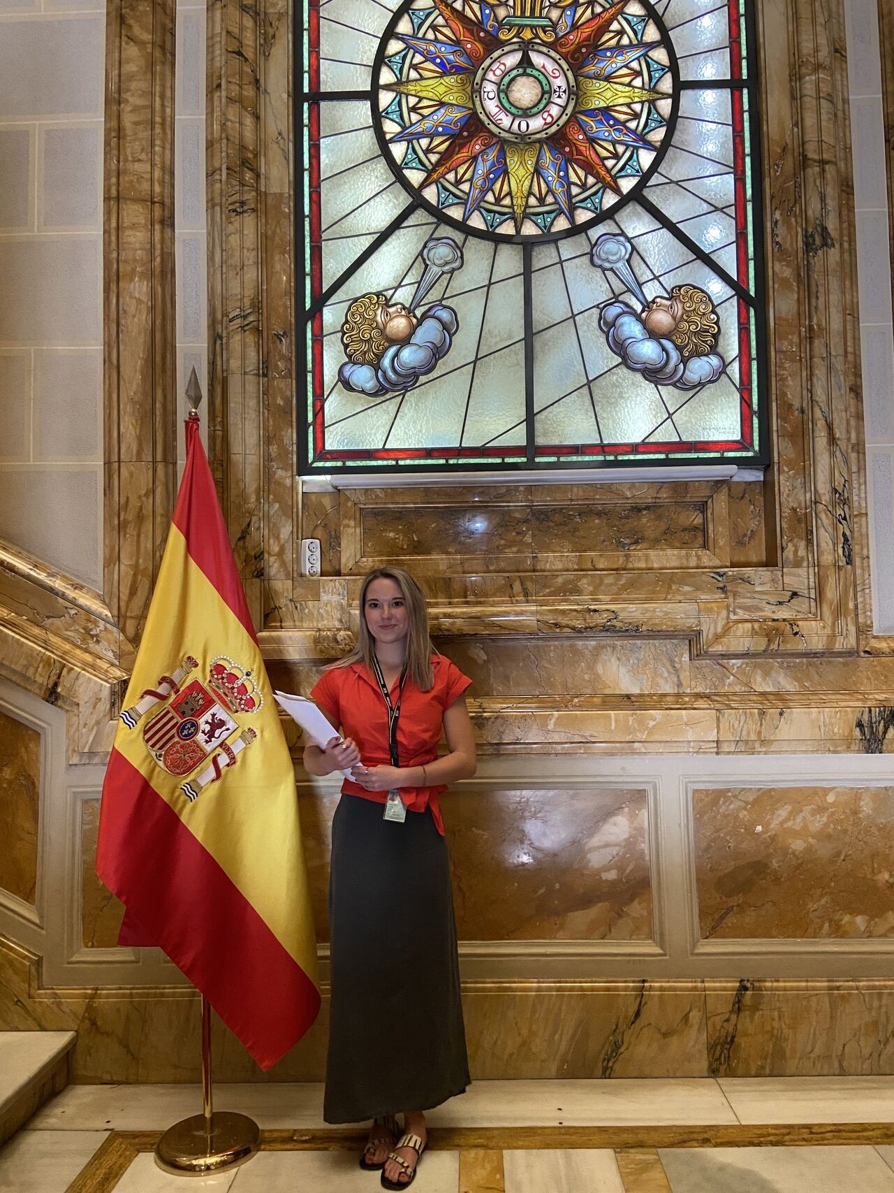 Espanhola de 22 anos morre após incidente enquanto dava banho em elefante em santuário na Tailândia