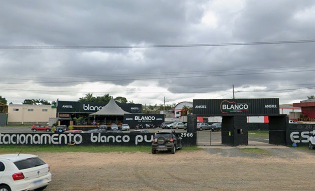 Ataque a tiros na entrada de casa de shows deixa policial de folga e proprietária feridos em SC