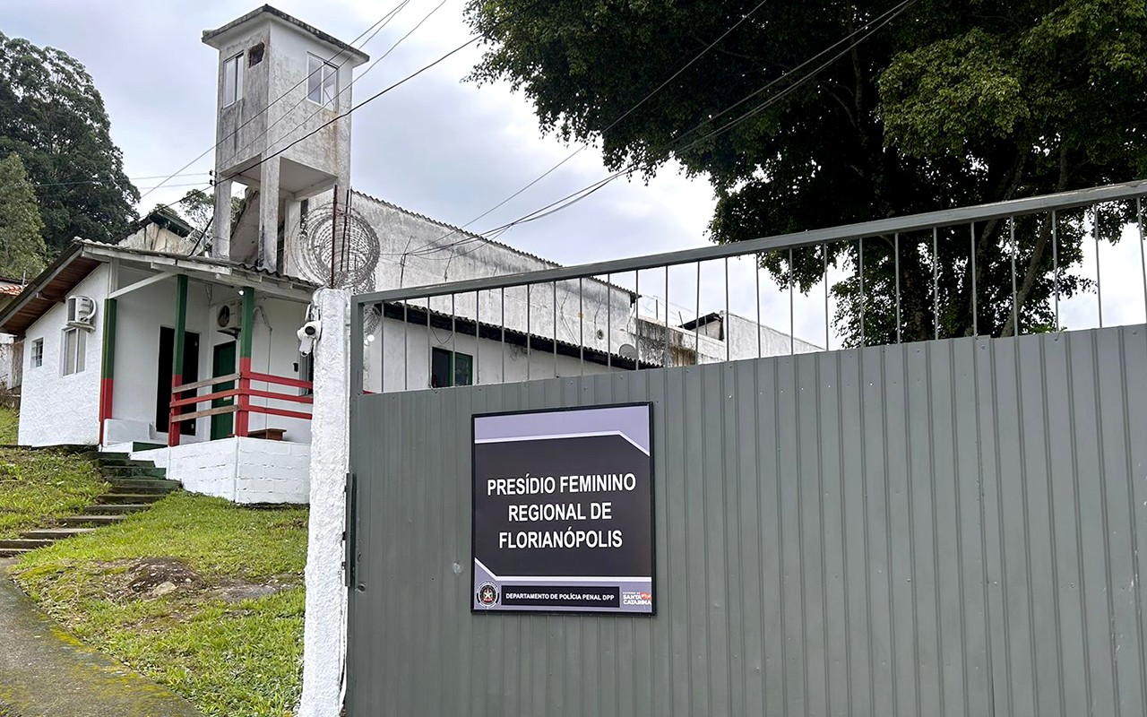 Idosa condenada por envolvimento nos atos de 8 de janeiro é agredida em presídio de SC