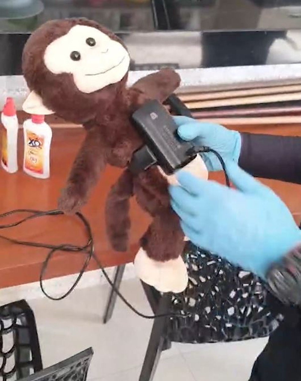 Macaco de pelúcia é encontrado com tornozeleira eletrônica em operação — Foto: Polícia Civil de Minas Gerais/Divulgação