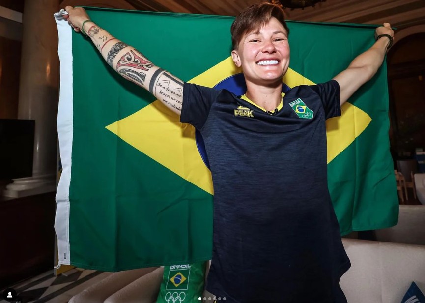Porta-bandeira do Brasil nas Olimpíadas conta sobre superação do câncer e emoção de voltar ao rugby: 'Melhor sensação do mundo'