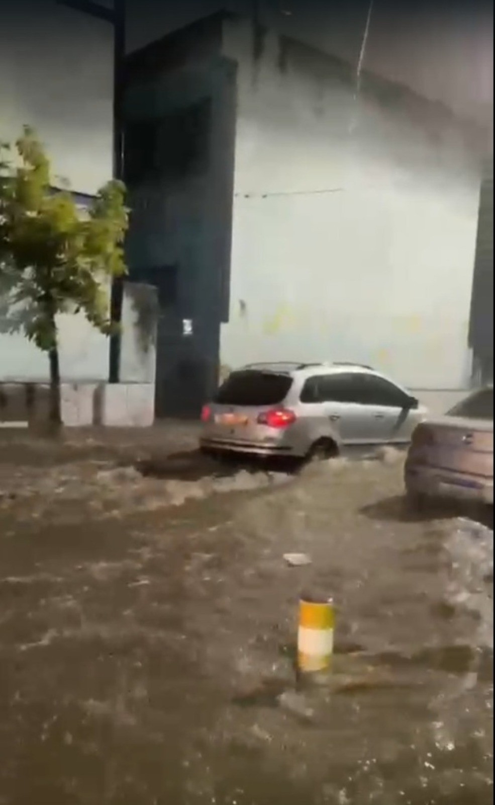 VÍDEO: Chuva causa alagamentos em Volta Redonda