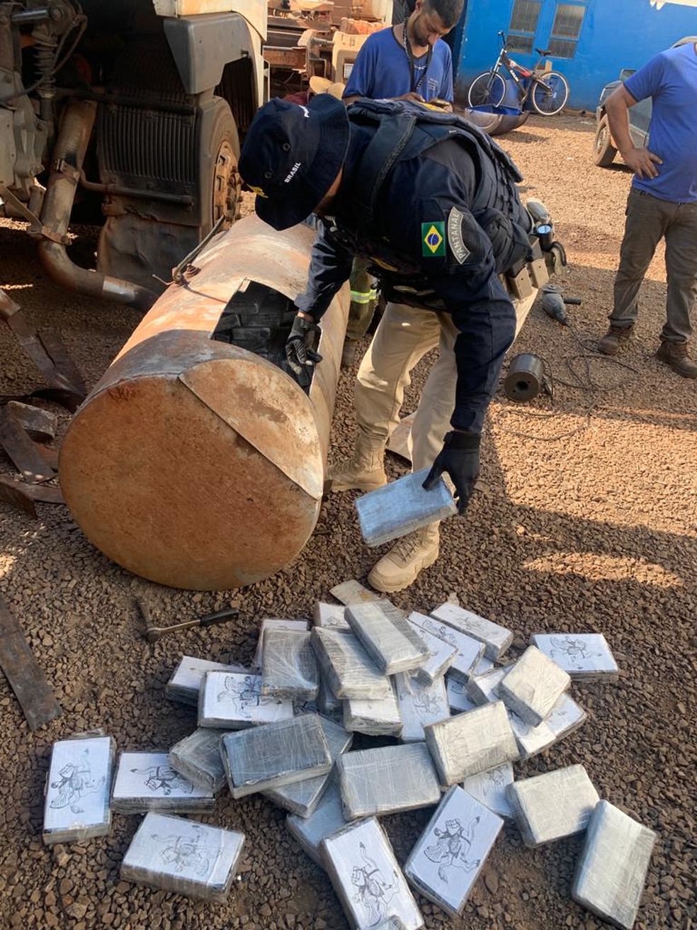 Os tabletes da droga foram encontrados em um tanque de combust&iacute;vel falso &mdash; Foto: Pol&iacute;cia Rodovi&aacute;ria Federal/Divulga&ccedil;&atilde;o