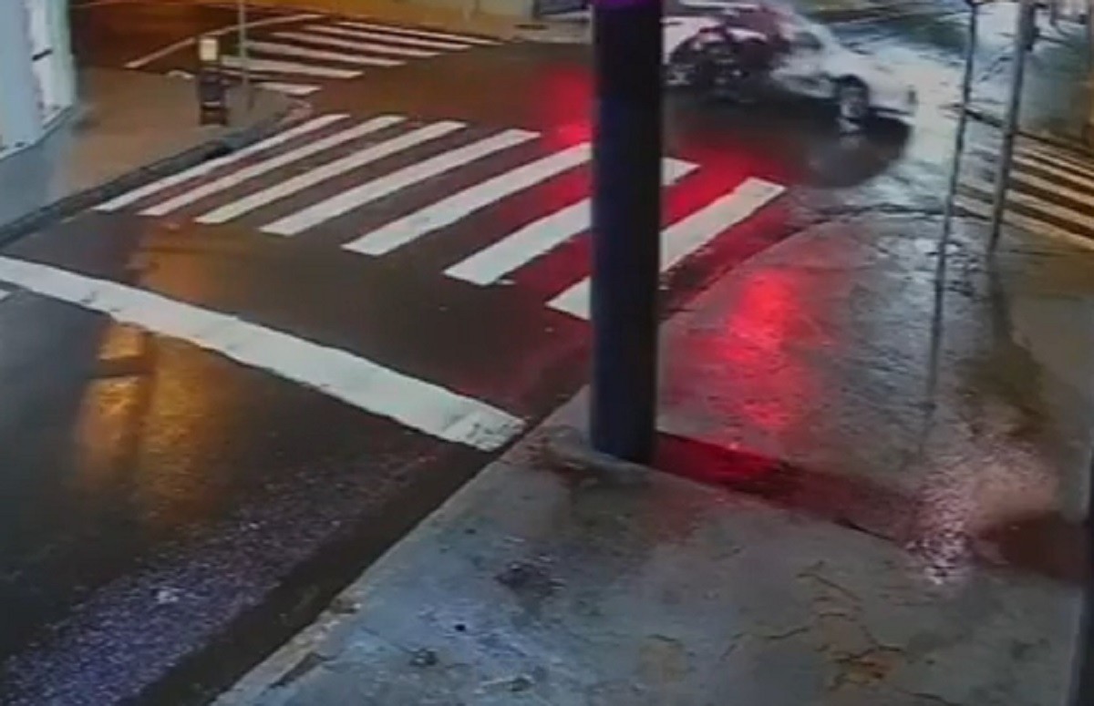 VÍDEO: câmera registra acidente entre moto e carro que matou jovem de 25 anos em Botucatu