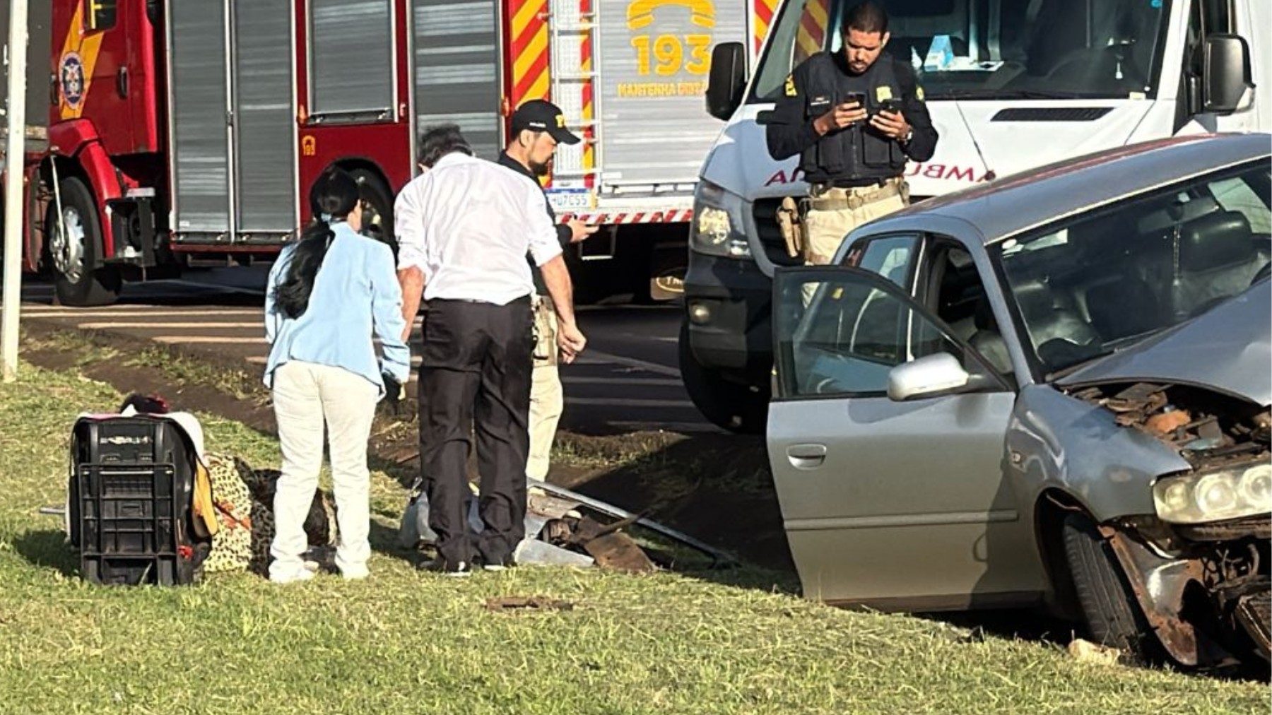 Oito pessoas ficam feridas após carro invadir pista contrária na BR-277, em Cascavel