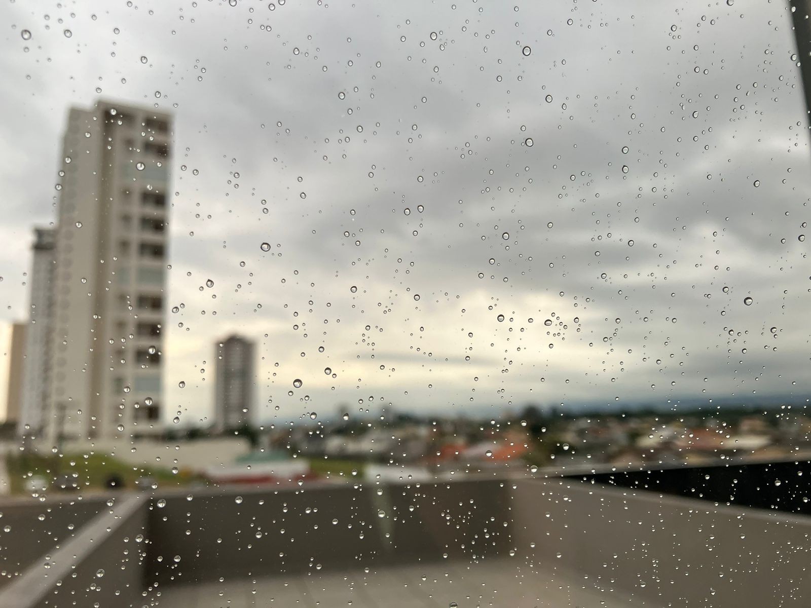 Chuva fraca atinge cidades do Vale do Paraíba após 25 dias de estiagem