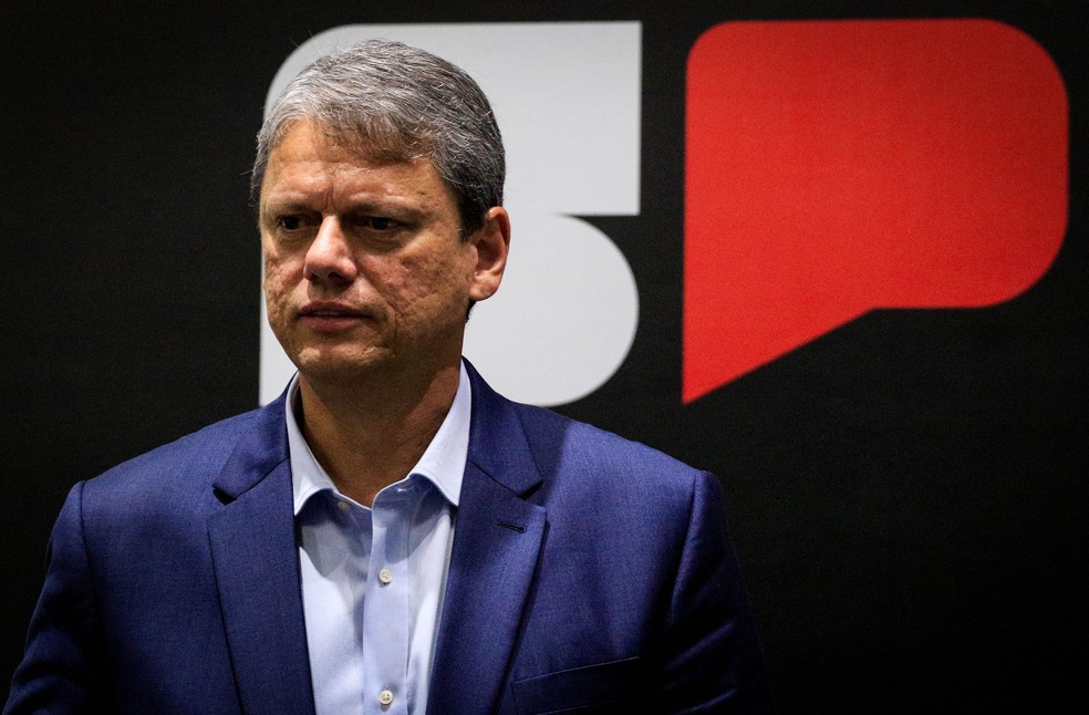 O governador Tarcísio de Freitas durante entrevista coletiva sobre intoxicação de bebidas por metanol em SP — Foto: ALOISIO MAURICIO/FOTOARENA/ESTADÃO CONTEÚDO