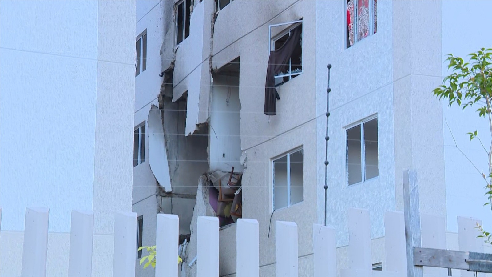Moradores de condomínio atingido por explosão voltam a ser retirados após cheiro de gás, diz Defesa Civil