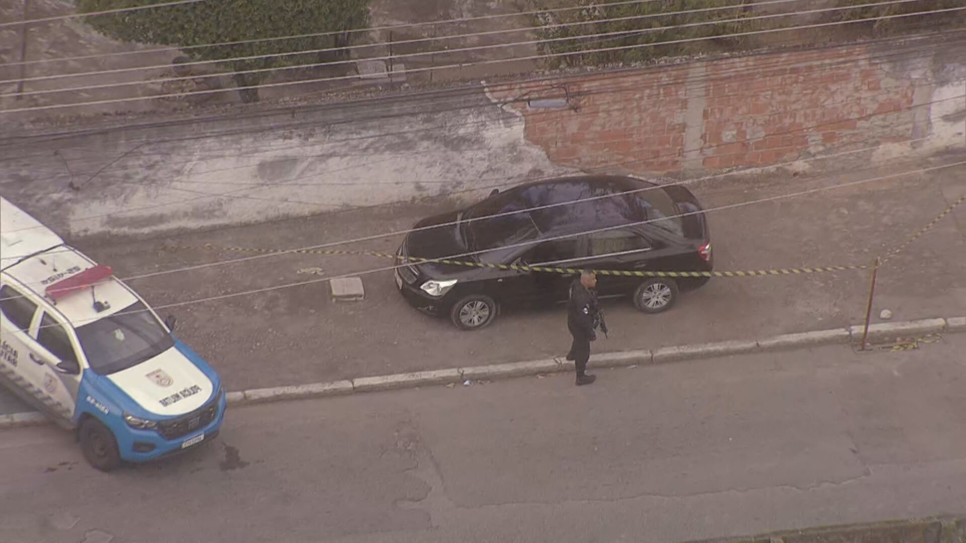 Dois corpos são encontrados dentro de carro abandonado em Marechal Hermes, na Zona Norte do Rio