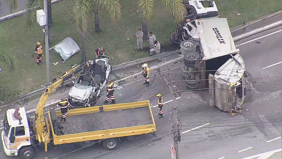 Acidente entre caminhão de lixo e carro de passeio na pista local da Marginal do Tietê, nesta segunda-feira (17). — Foto: Reprodução/TV Globo