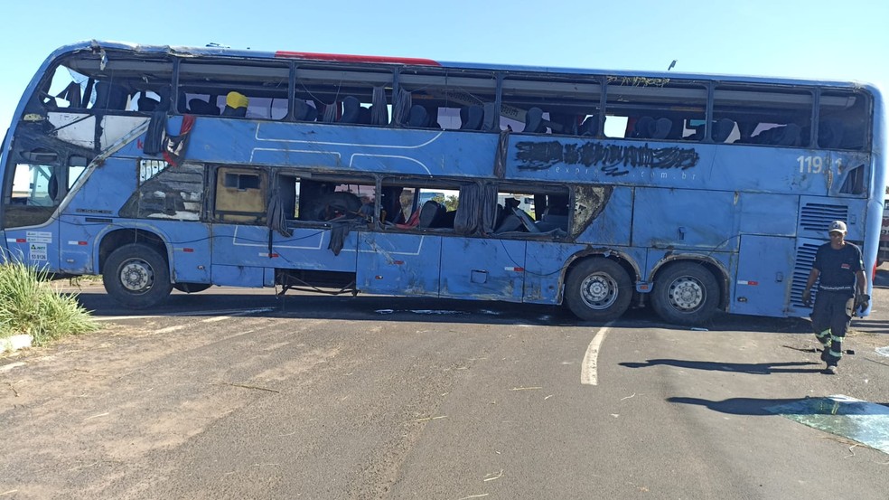 Ônibus tombou e arrastou, atingindo passageiros que cairam da janela, segundo sobrevivente — Foto: PMRv/Divulgação