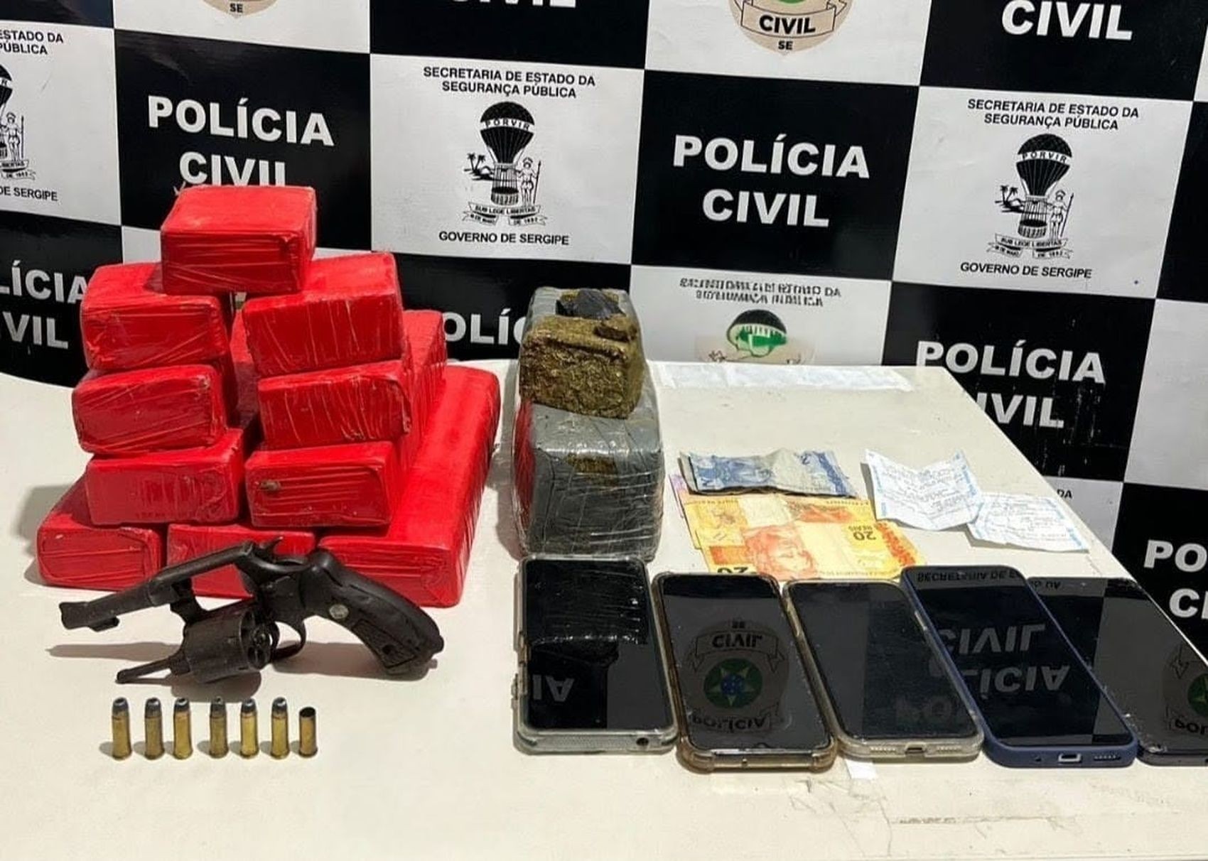 Suspeito morre em confronto e dois são presos durante operação contra tráfico de drogas em Estância 