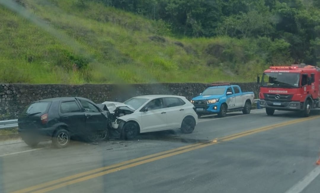 Colisão entre carros deixa três feridos na BR-101, em Angra dos Reis