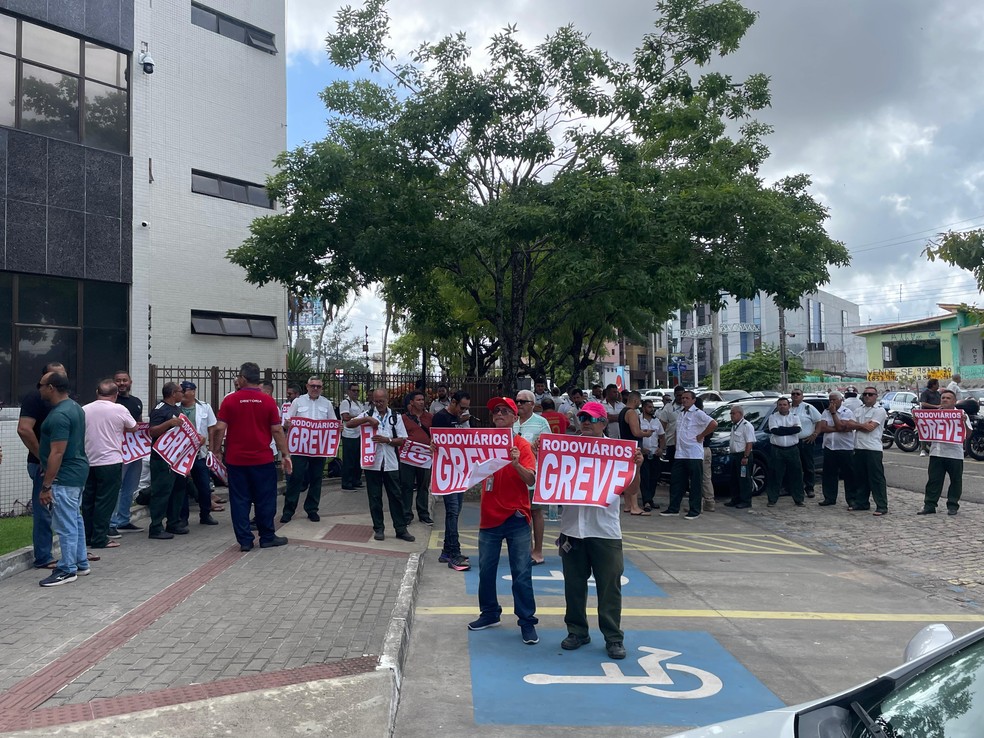Motoristas de ônibus estão em greve desde a segunda-feira (27) — Foto: Diogo Pinheiro