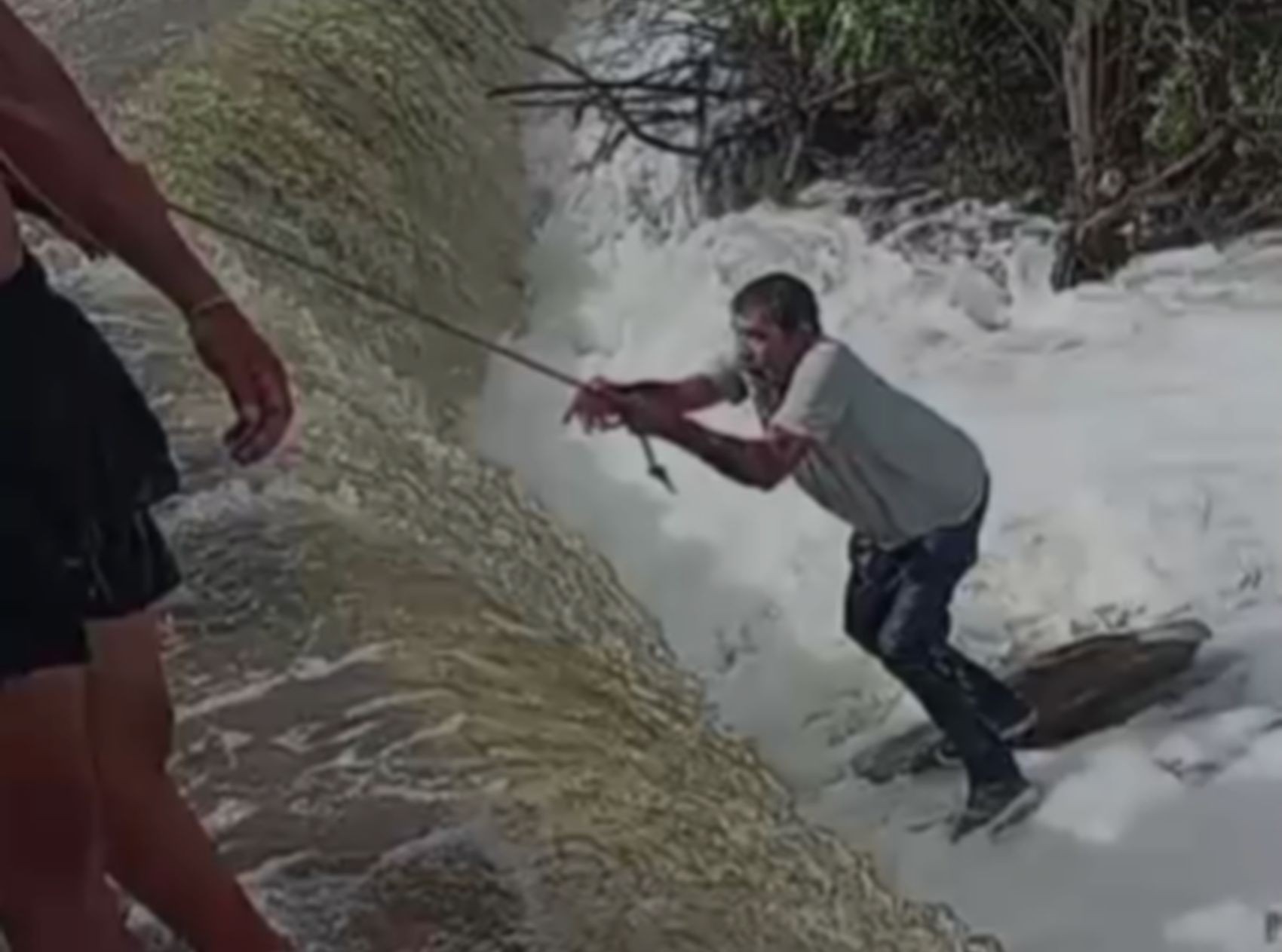 Motociclista é resgatado de correnteza ao tentar atravessar açude em Sergipe