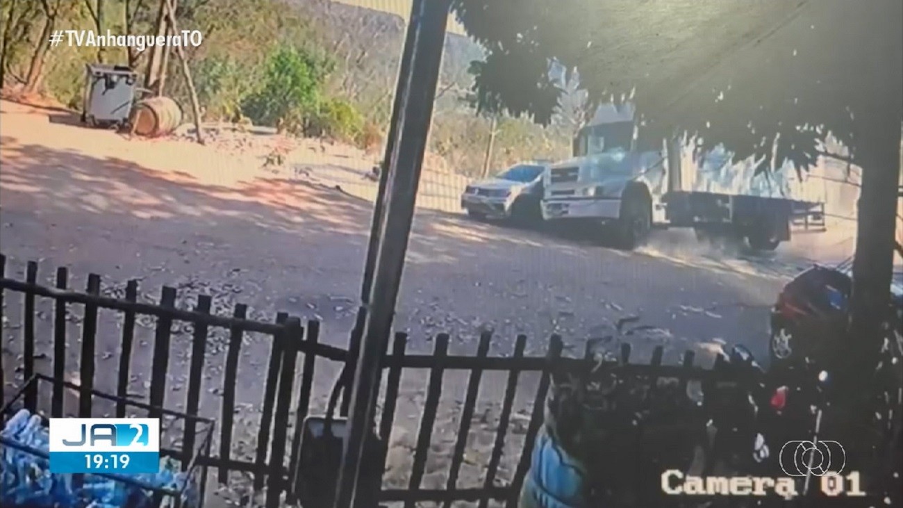 Vídeo: Caminhão perde controle em ladeira e atinge carros estacionados na entrada de cachoeira em Taquaruçu