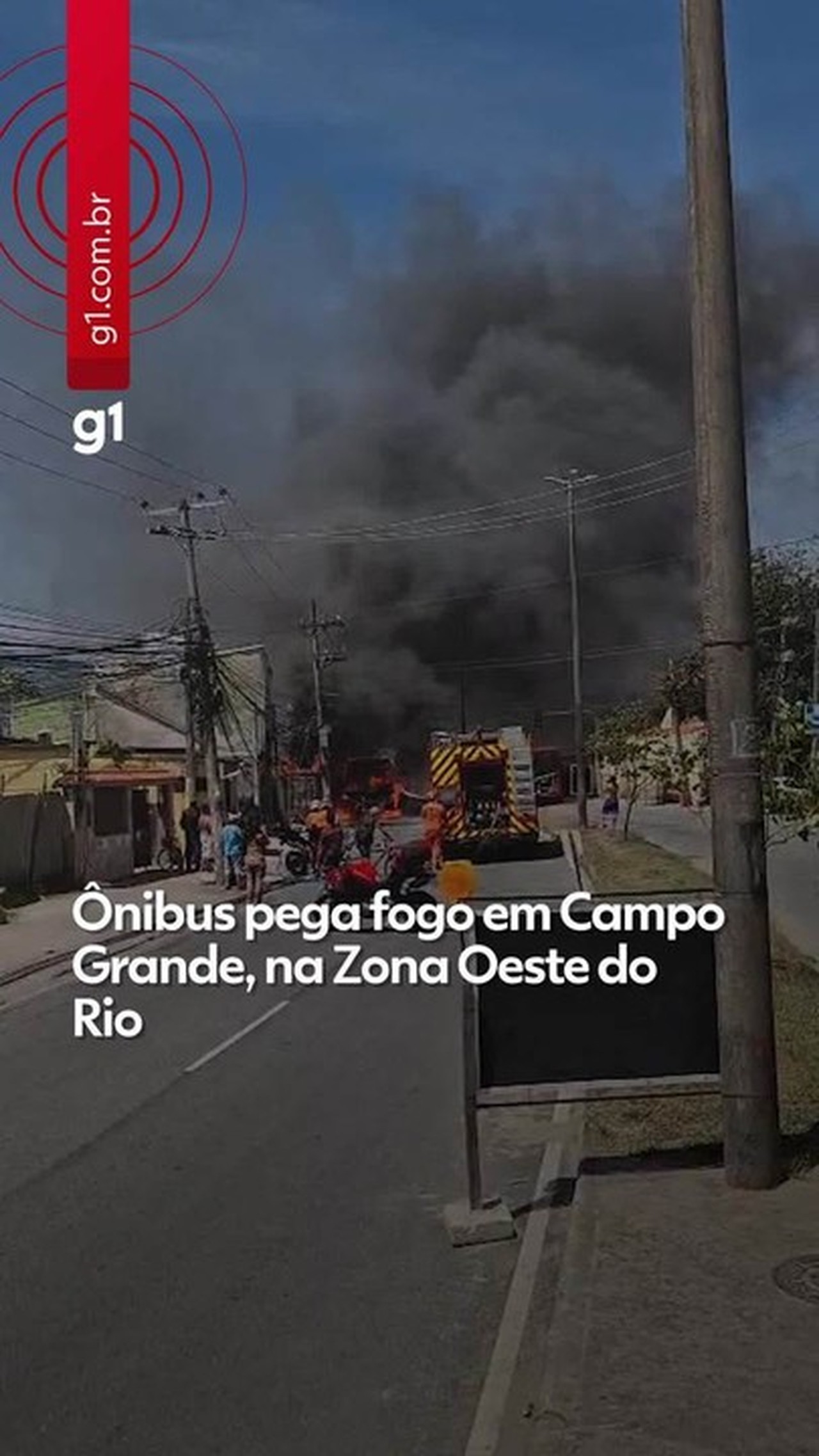 Ônibus pega fogo em Campo Grande, na Zona Oeste do Rio; vídeo