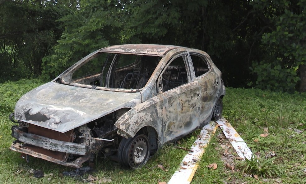 Corpo foi encontrado em carro queimado — Foto: Reprodução/TV Santa Cruz