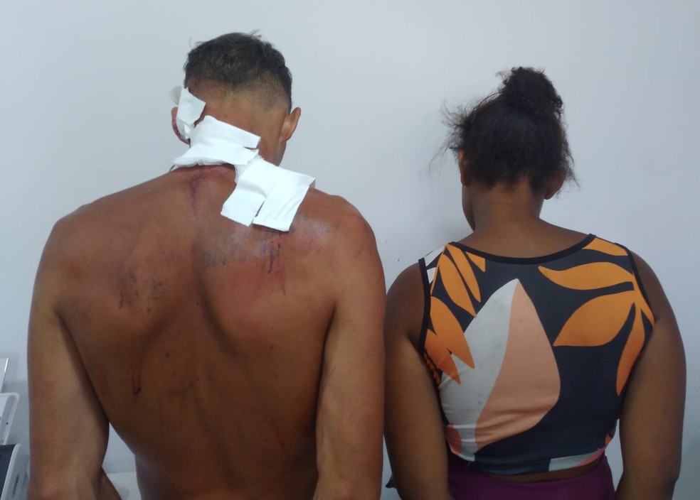 M�e e padrasto que foram presos por suspeita de espancar crian�a de dois anos em Alcoba�a, na Bahia � Foto: Redes Sociais