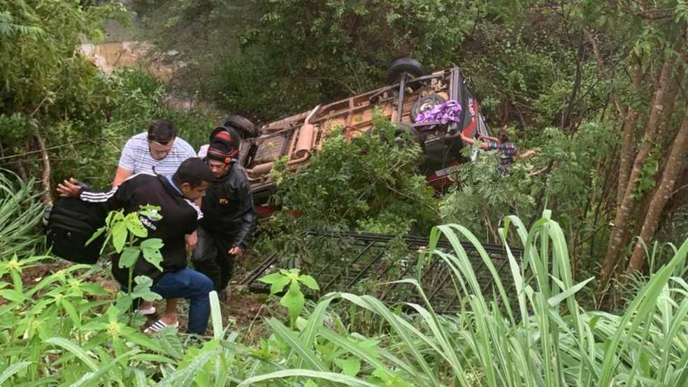 Topique cai em ribanceira na rodovia CE-153, em Caririaçu. — Foto: Reprodução