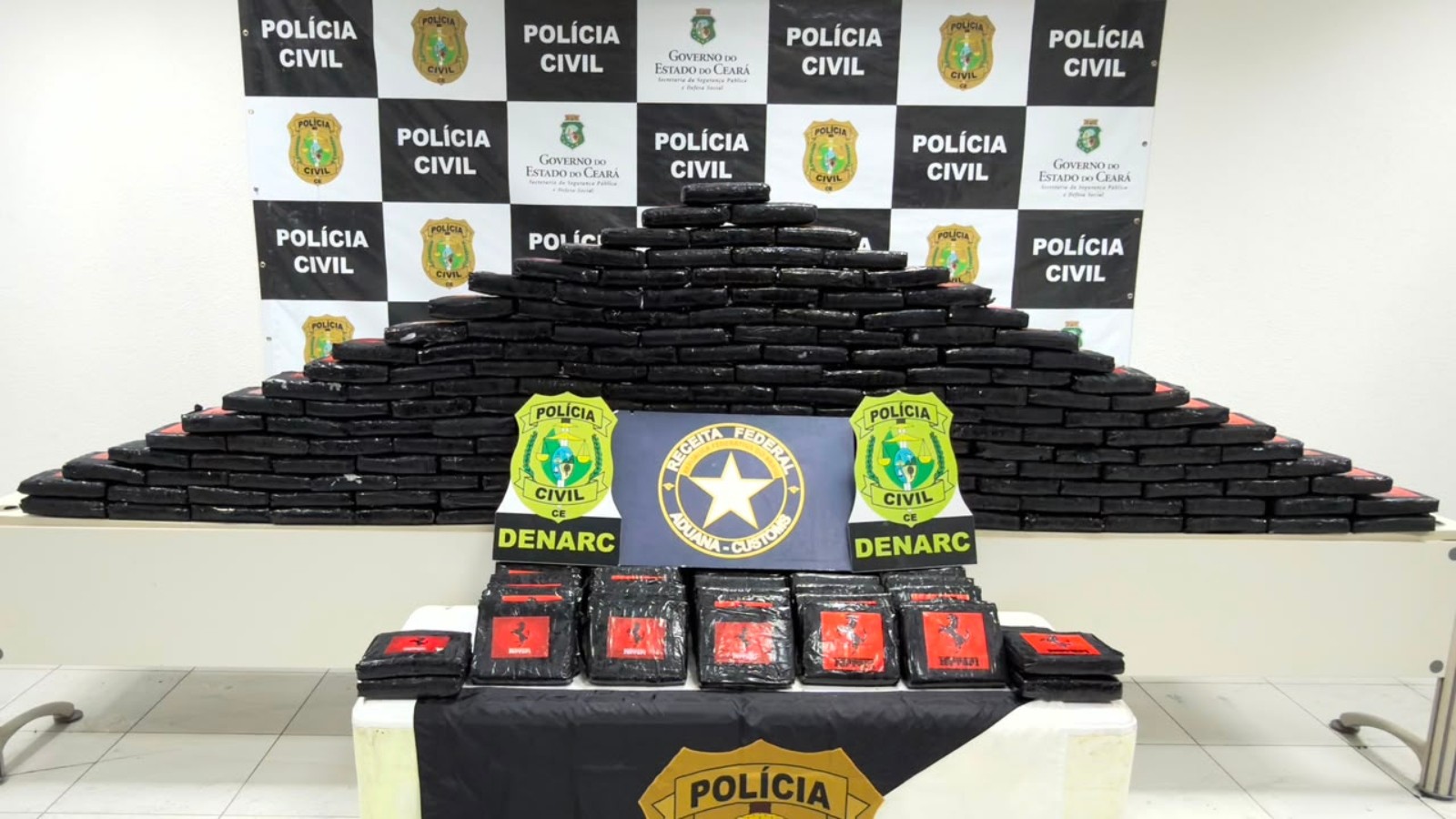 Polícia apreende mais de 250 kg de maconha escondidos em potes de açaí em Fortaleza